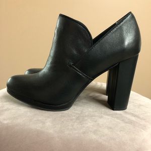 😎 Me Too Black Booties😎